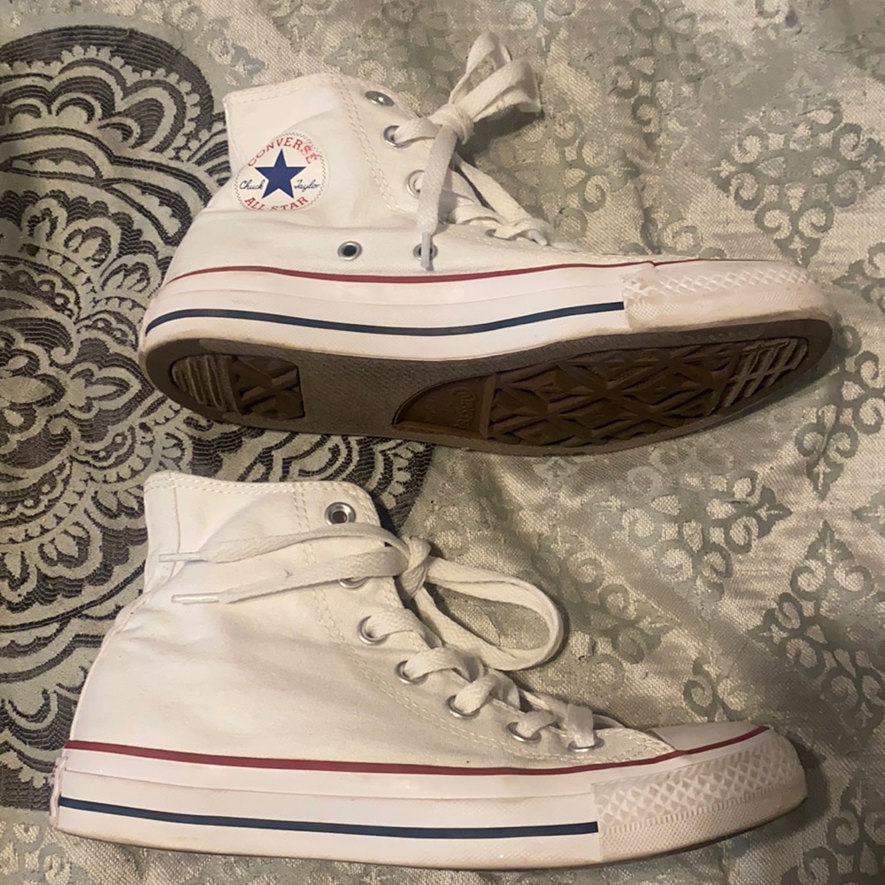 Barely used woman’s white converse